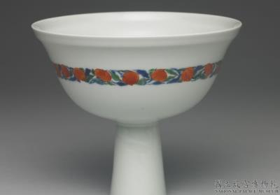 图片[3]-Stem bowl with decoration of flowers and birds in wucai polychrome enamels on a white ground, Qing dynasty (1644-1911)-China Archive